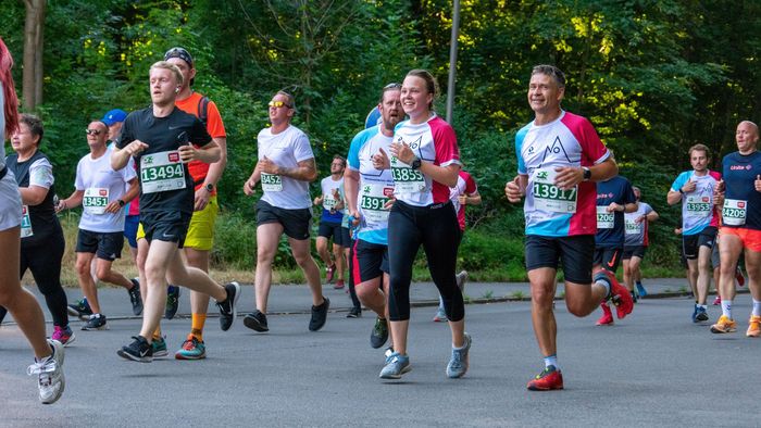 Zu sehen sind Läufer:innen des Teams Universität Leipzig beim Firmenlauf 2022. 