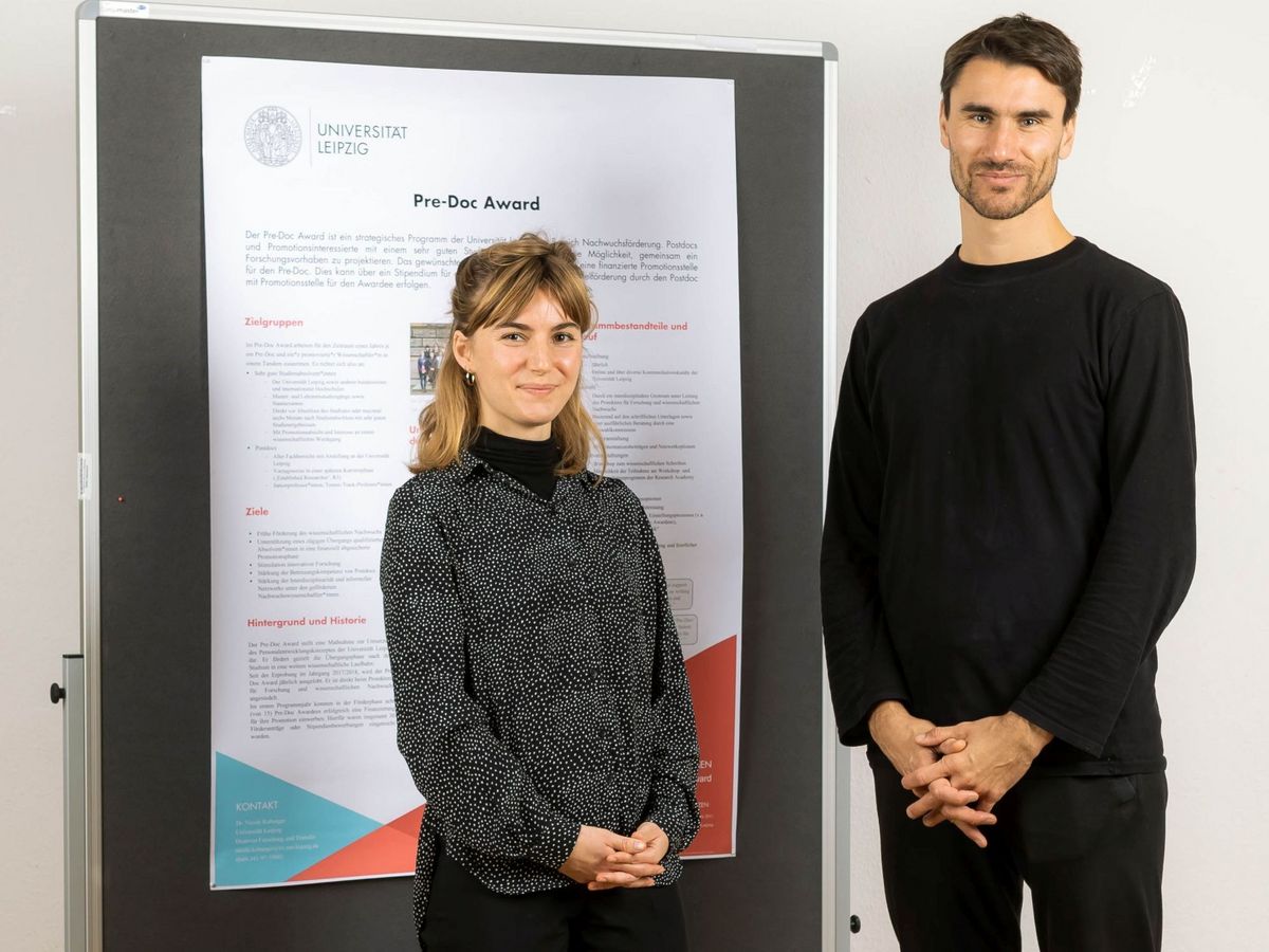 Pre-Doc Award 2022 Kickoff, Portrait von Janina Weyrowitz & Jun.-Prof. Dr. Sebastian Grüneisen, Foto: Swen Reichhold zur Vergrößerungsansicht des Bildes: Portrait von Janina Weyrowitz & Juniorprof. Dr. Sebastian Grüneisen