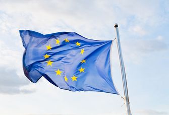 Eine Europa-Flagge weht im Wind, Foto: Colourbox