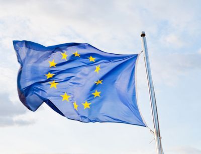 Eine Europa-Flagge weht im Wind, Foto: Colourbox