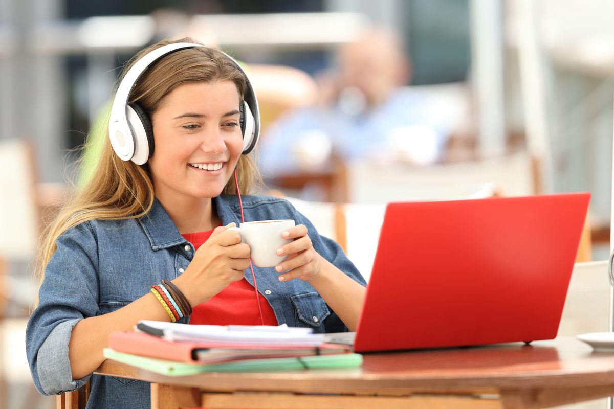 Junge Frau mit Laptop und Kopfhörern, Foto: Colourbox