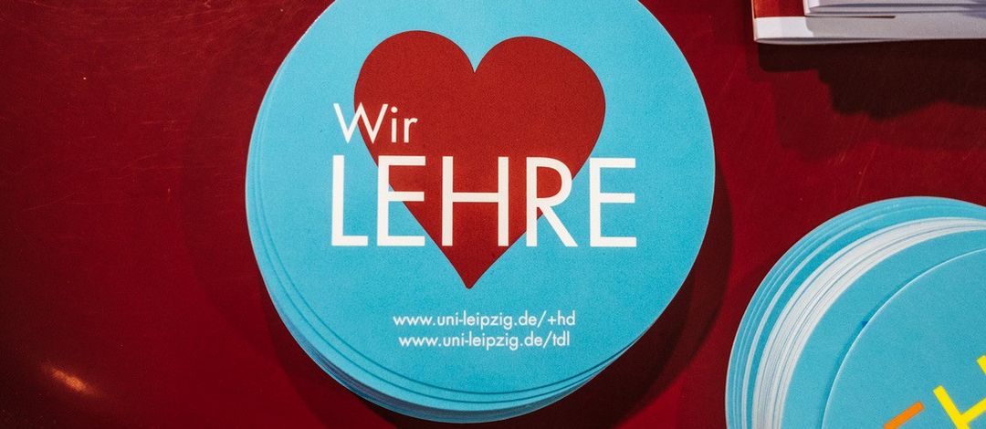 Ansteck-Button mit dem Text "Wir lieben Lehre"