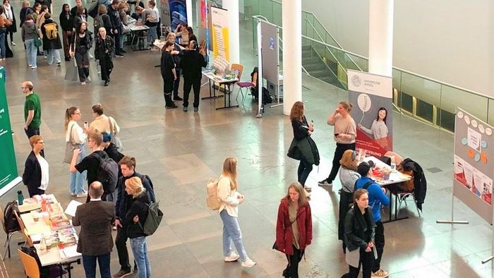 Besucher des Studieninformationstages 2023 im Neuen Augusteum