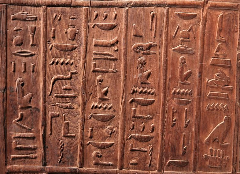 Farbfoto: Frontalansicht auf einen Holzsarg mit Hieroglyphen in Nahaufnahme