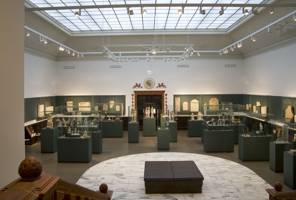 enlarge the image: Diverse Vitrinen in der Dauerausstellung des Ägyptischen Museums. 