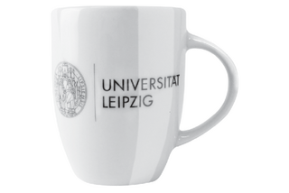 Keramiktasse der Universität Leipzig in weiß mitschwarzer Wort-Bild-Marke