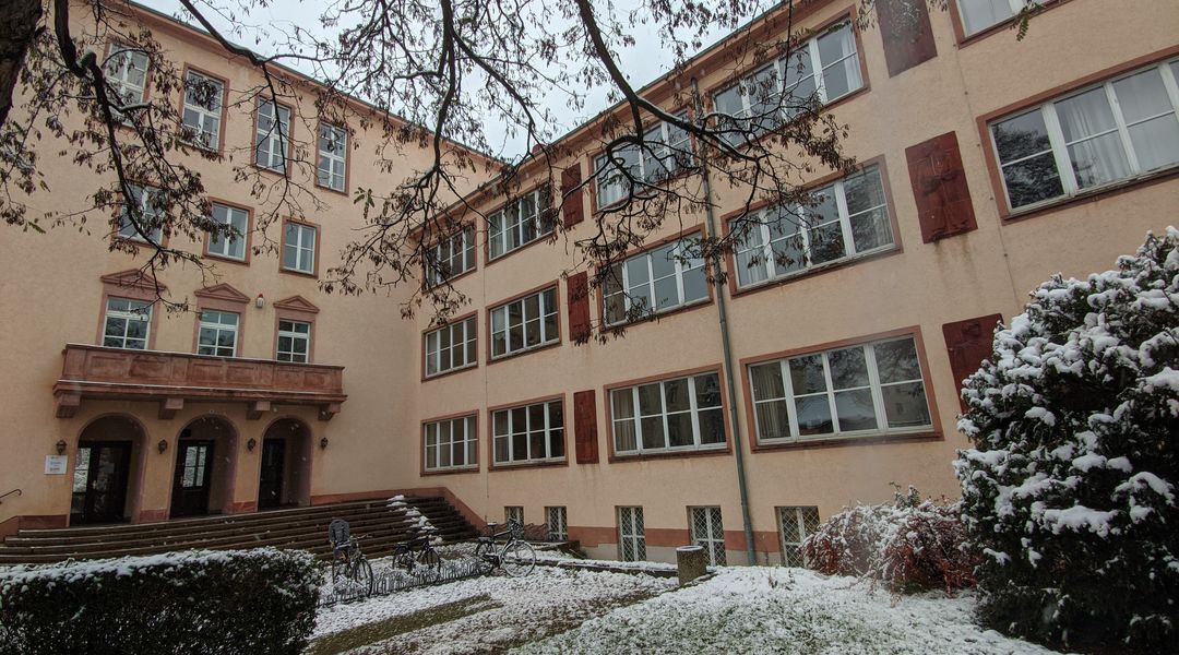 Außenansicht Gebäude Studienkolleg Sachsen im Winter