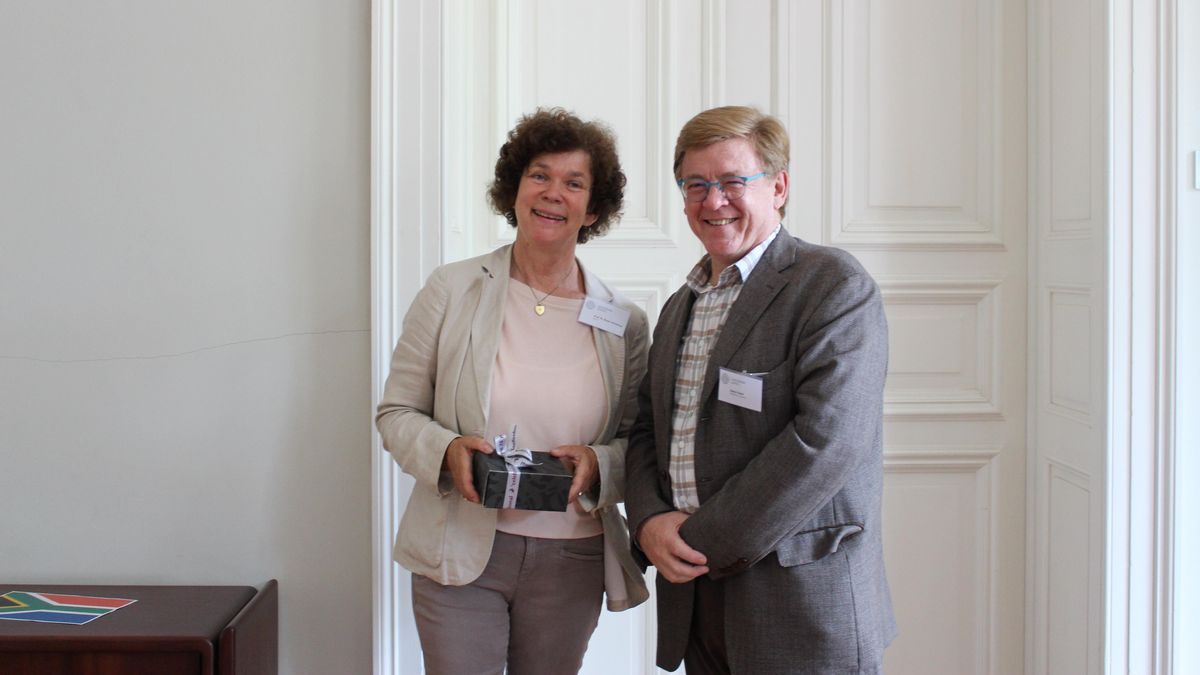 zur Vergrößerungsansicht des Bildes: Rector Beate A. Schücking welcomes Robert Kotze at Leipzig University