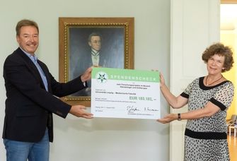 Peter Heitmann vom Verein "Zusammen gegen den Krebs" und Rektorin Prof. Dr. Beate Schücking bei der Scheckübergabe.
