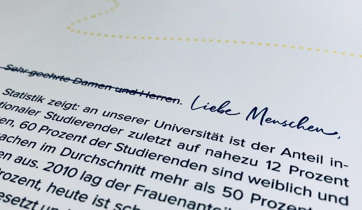 Der gedruckte Schriftzug "Sehr geehrte Damen und Herren" ist handschriftlich durchgestrichen und durch "Liebe Menschen" ersetzt.