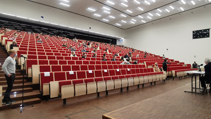 Die hochschulöffentliche Vorstellung der Kandidat:innen fand im Audimax statt und wurde intern per Livestream übertragen. Foto: Michael Lindner, Universität Leipzig