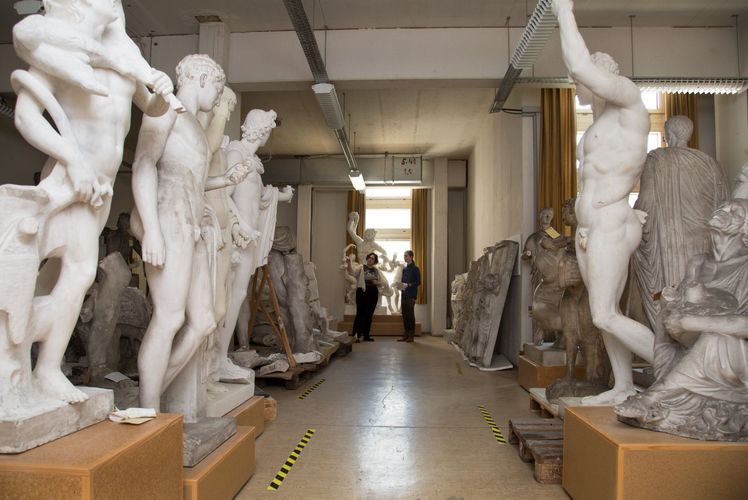 Einblick in die Gipsabguss-Sammlung des Antikenmuseum, mit Blick in einen Gang auf dessen Seiten die Gipsabgüsse angereiht sind. Foto Marion Wenzel