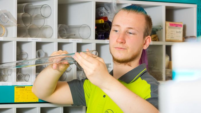 Azubi Maximilian Reichelt in der Glasbläserwerkstatt der Universität Leipzig.