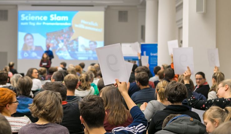 Stimmenauszählung beim Science Slam in der Bibliothek