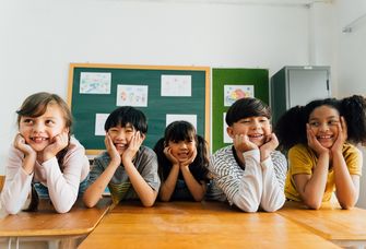Zu sehen sind Kinder unterschiedlicher ethnischer Herkunft