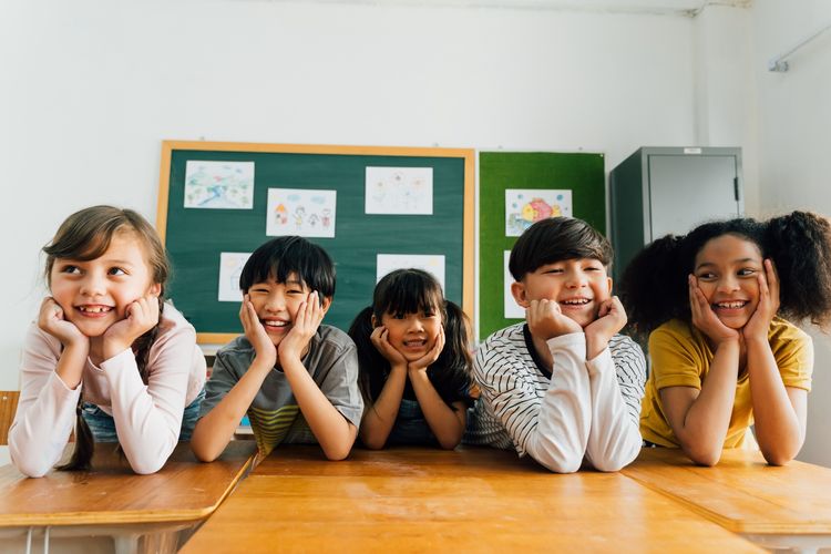 Zu sehen sind Kinder unterschiedlicher ethnischer Herkunft