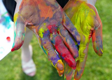 Kinder sind eingeladen, ihre Visionen einer glücklichen und nachhaltigen Welt künstlerisch umzusetzen. Kinder sind eingeladen, ihre Visionen einer glücklichen und nachhaltigen Welt künstlerisch umzusetzen.
