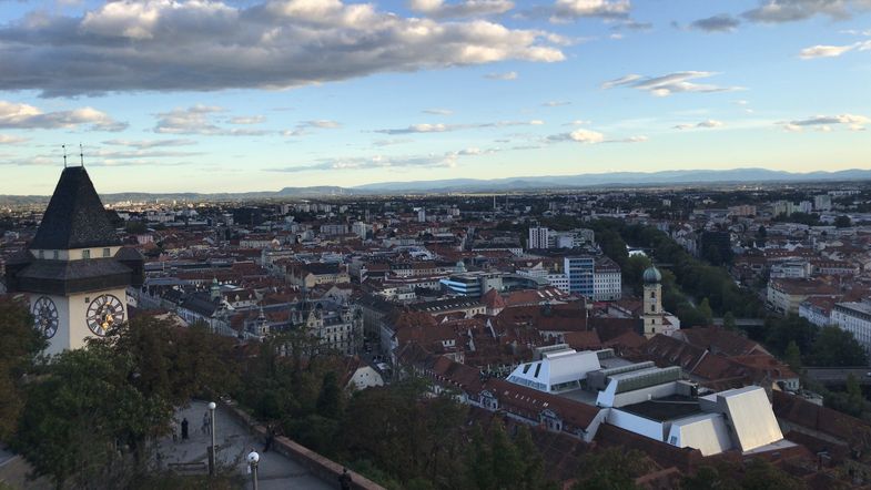 In der Fotografie sieht man die Dächer der österreichischen Stadt Graz