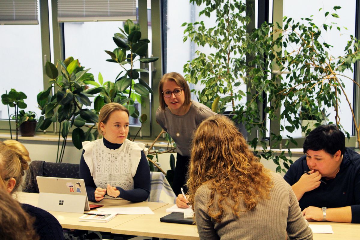 zur Vergrößerungsansicht des Bildes: Julia Fuchs tauscht sich bei einem Workshop mit drei Frauen aus der Vertextungspraxis zu Leichter Sprache aus