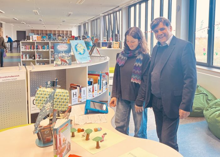 Projektleiter Prof. Dr. Christian Glück vom Institut für Förderpädagogik mit einer am Projekt beteiligten Lehramtsstudentin.