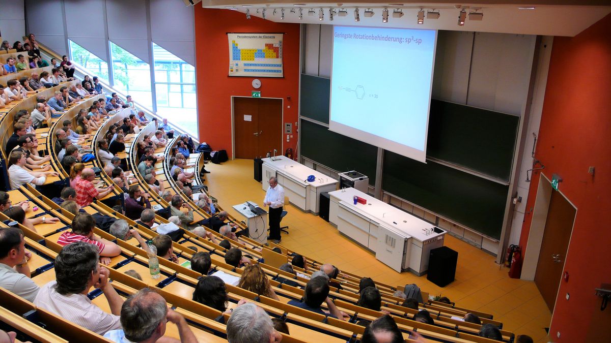 zur Vergrößerungsansicht des Bildes: Blick in den Großen Hörsaal der Fakultät für Chemie mit vielen Studierenden und Kolleg:innen anlässlich der Abschiedsvorlesung von Prof. Stefan Berger am 17.05.2013, Foto: M. Findeisen