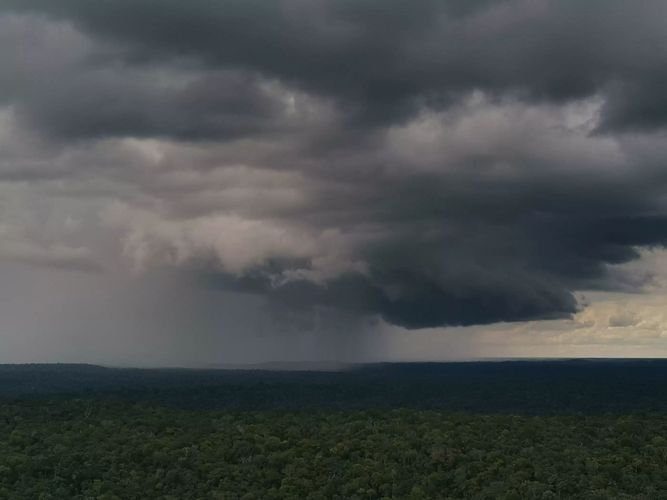Regemfront und Regenwolken über dem Regenwald.