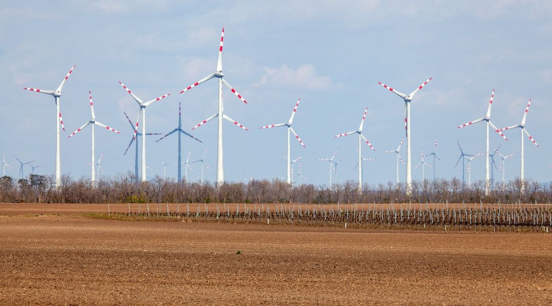 Eine Windkraftanlage auf einem Feld.