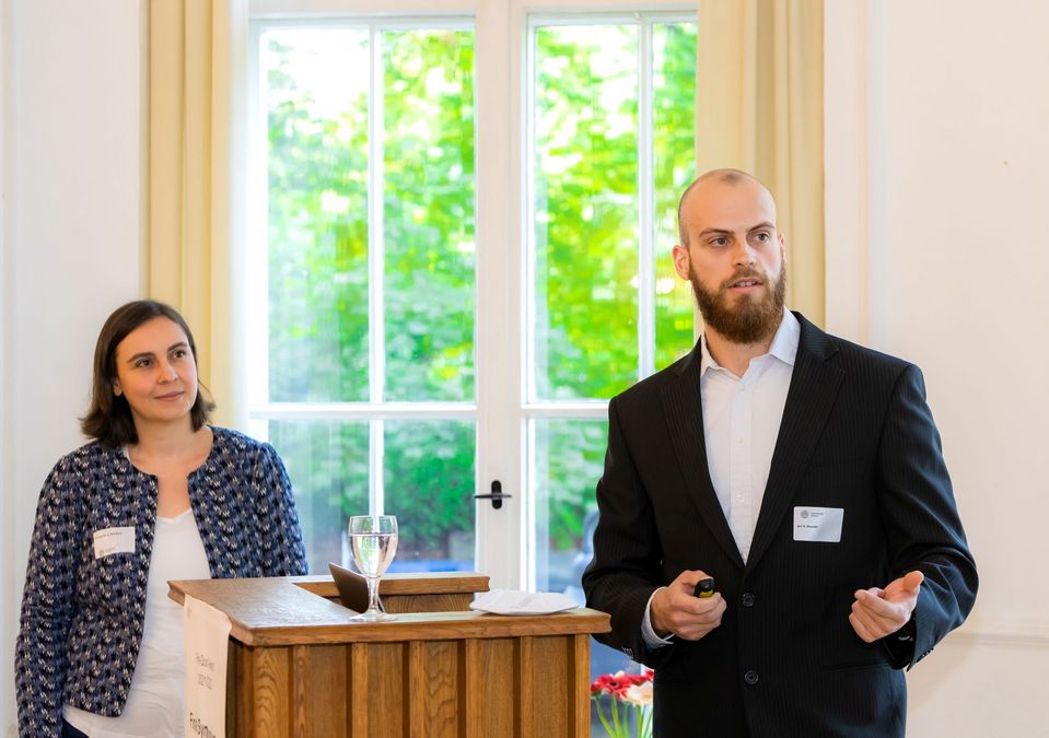 zur Vergrößerungsansicht des Bildes: Jan Dewald und Dr. Christina Weinberg während ihres Vortrags
