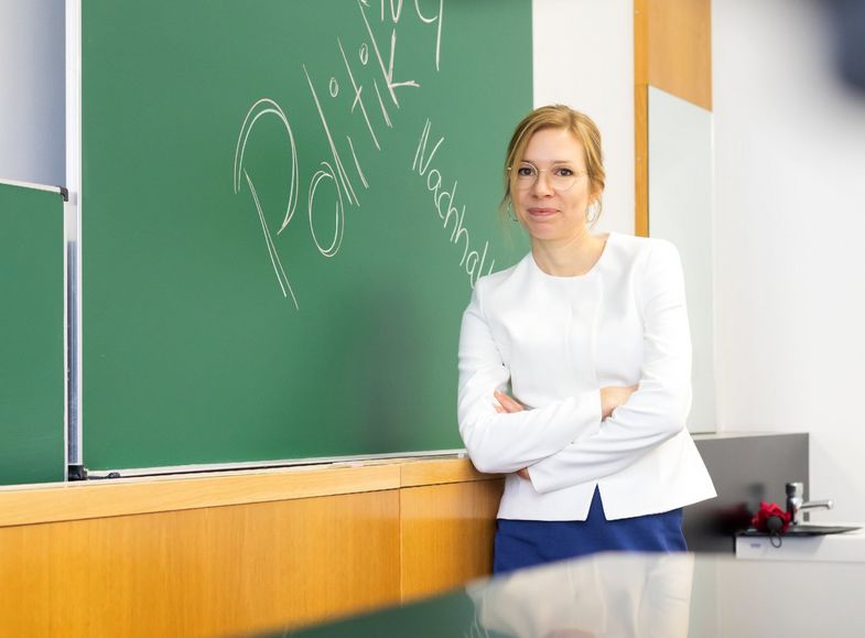 Zu sehen ist Professorin Nina Kolleck in einem Seminarraum der Universität Leipzig, Foto: Swen Reichhold/Universität Leipzig