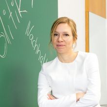 Zu sehen ist Professorin Nina Kolleck in einem Seminarraum der Universität Leipzig, Foto: Swen Reichhold/Universität Leipzig