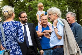 v.l.n.r.: Wissenschaftsminister Sebastian Gemkow, LIFE Child-Probandin Rosalie auf Papa's Schultern, Studienleiter Prof. Dr. Wieland Kiess und Prorektor Prof. Dr. Erich Schröger besuchen das Dankeschön-Familienfest.