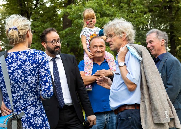 v.l.n.r.: Wissenschaftsminister Sebastian Gemkow, LIFE Child-Probandin Rosalie auf Papa's Schultern, Studienleiter Prof. Dr. Wieland Kiess und Prorektor Prof. Dr. Erich Schröger besuchen das Dankeschön-Familienfest.