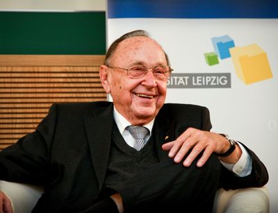 Foto: Hans-Dietrich Genscher lachend im Sessel sitzend