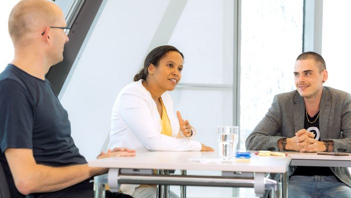 Auf dem Bild zu sehen sind von links nach recht Entwicklungsökonom Prof. Dr. Utz Dornberger, Sportwissenschaftlerin und Gründerin Luana Cristina dos Santos Held und Informatiker und Gründer Chris Schmidt.