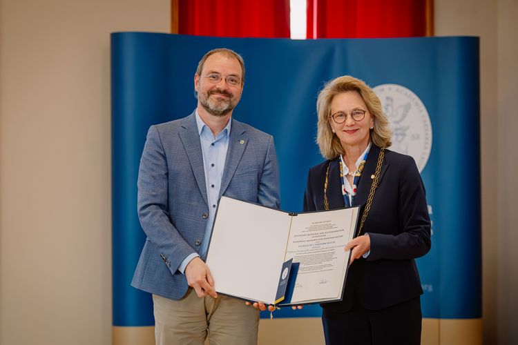 Das Bild zeigt Prof. Dr. Christian Wirth, wie er gerade die Urkunde zur Aufnahme in die Leopoldina von Leopoldina-Präsidentin Prof. Dr. Bettina Rockenbach bekommt.