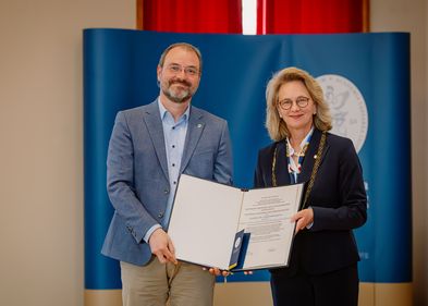 Prof. Dr. Christian Wirth bekam die Urkunde von Leopoldina-Präsidentin Prof. Dr. Bettina Rockenbach, Foto: Anna Kolata/Leopoldina Das Bild zeigt Prof. Dr. Christian Wirth, wie er gerade die Urkunde zur Aufnahme in die Leopoldina von Leopoldina-Präsidentin Prof. Dr. Bettina Rockenbach bekommt.