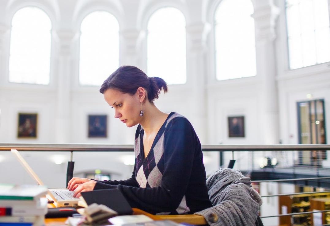 zur Vergrößerungsansicht des Bildes: Stipendiatin beim Arbeiten in der Bibliothek