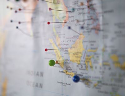 Stecknadeln auf einer Landkarte von Indonesien