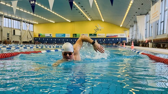 Extremschwimmer Dr. Joseph Heß in der Schwimmhalle.