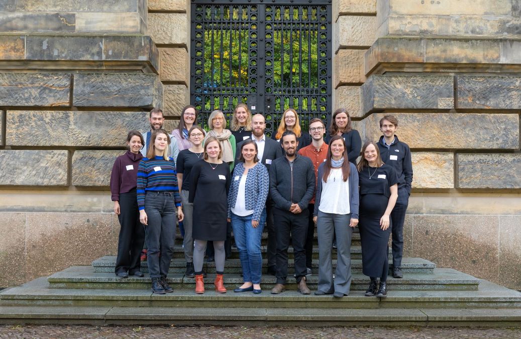 zur Vergrößerungsansicht des Bildes: Gruppenfoto der aktuellen Kohorte vor dem Hintergrund der Research Academy Leipzig