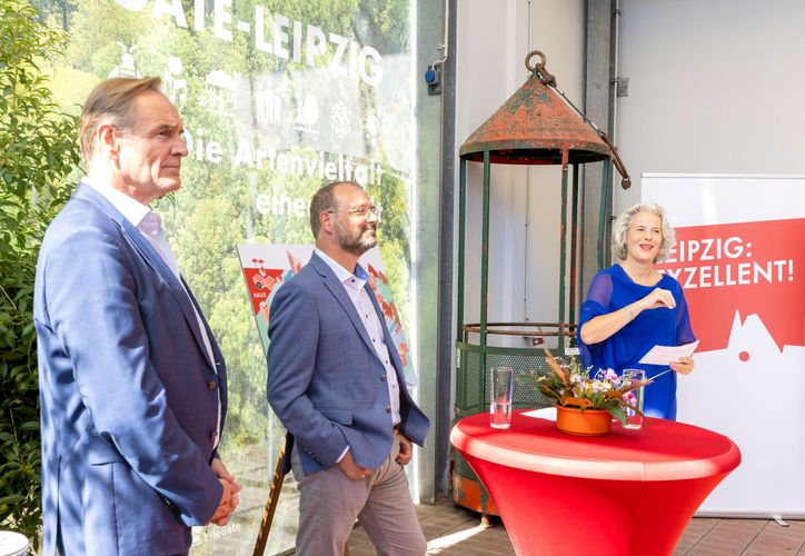 Auf dem Foto zu sehen sind Rektorin Prof. Dr. Eva Inés Obergfell mit Leipzigs Oberbürgermeister Burkhard Jung (Mitte) und dem Direktor des Botanischen Gartens.