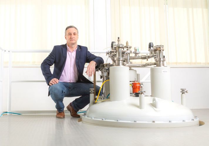 Prof. Dr. Rustem Valiullin mit einem Kernspinresonanz-Spektrometer.