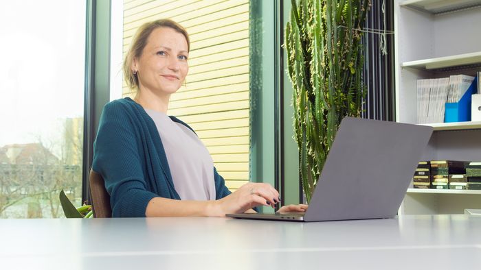 Prof. Dr. Dr. Ines Liebscher lehrt am Rudolf-Schönheimer-Institut für Biochemie mit Schwerpunkt Signaltransduktion