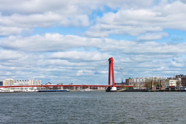 Zu sehen ist der breite Rhein kurz vor seiner Mündung in die Nordsee bei Rotterdam. 