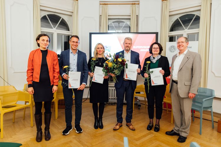 Gruppenfoto mit Dr. Kornelia Ehrlich, Prof. Dr. Nico Eisenhauer, Prof. Dr. Elisa Hoven, Prof. Dr. Holger Kohlmann, Prof. Dr. Brigitte Latzko und Prof. Dr. Roger Gläser