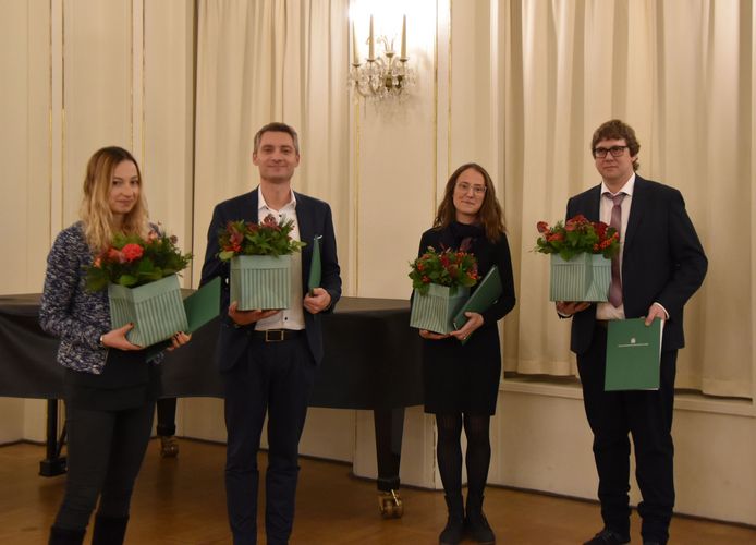 Zu sehen ist ein Gruppenfoto der vier aufgenommenen Mitglieder in das Junge Forum der Sächsischen Akademie der Wissenschaften.