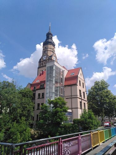Tagungsort Philippuskirche Leipzig mit Turm und Aufzug des Integrationshotels.