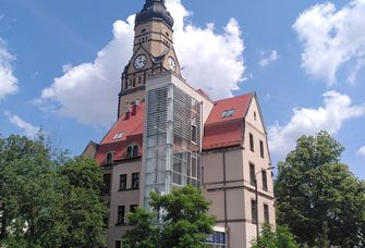 Tagungsort Philippuskirche Leipzig mit Turm und Aufzug des Integrationshotels.