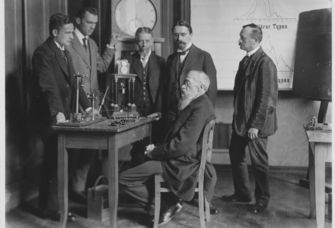 Das Foto zeigt Wilhelm Wundt im Labor im Kreise seiner Assistenten und Institutsgehilfen. 