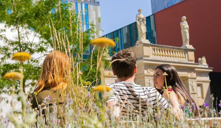 Drei Studierende sitzen im Leibnizforum der Universität Leipzig